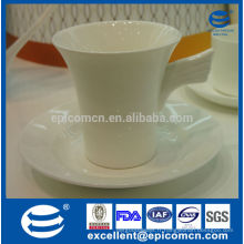 Tasse à café en céramique blanche en forme délicate avec soucoupe nouvelle porc